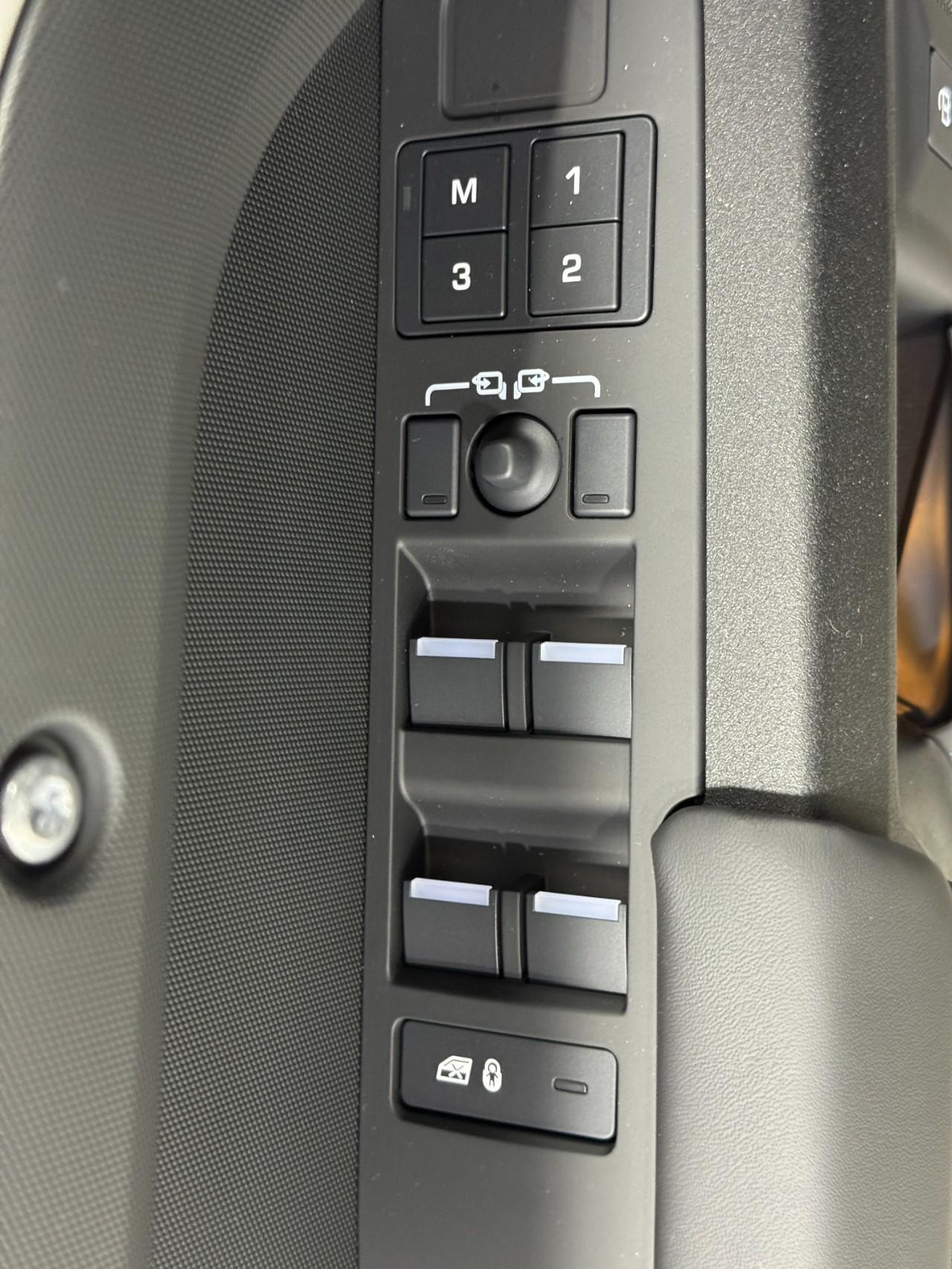 Land Rover Defender Vehicle Full-screen Gallery Image 24