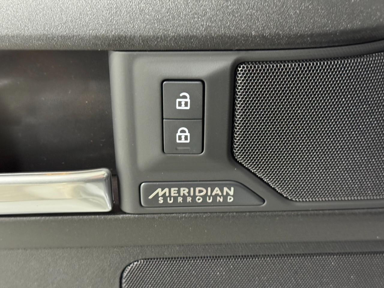 Land Rover Defender Vehicle Full-screen Gallery Image 25