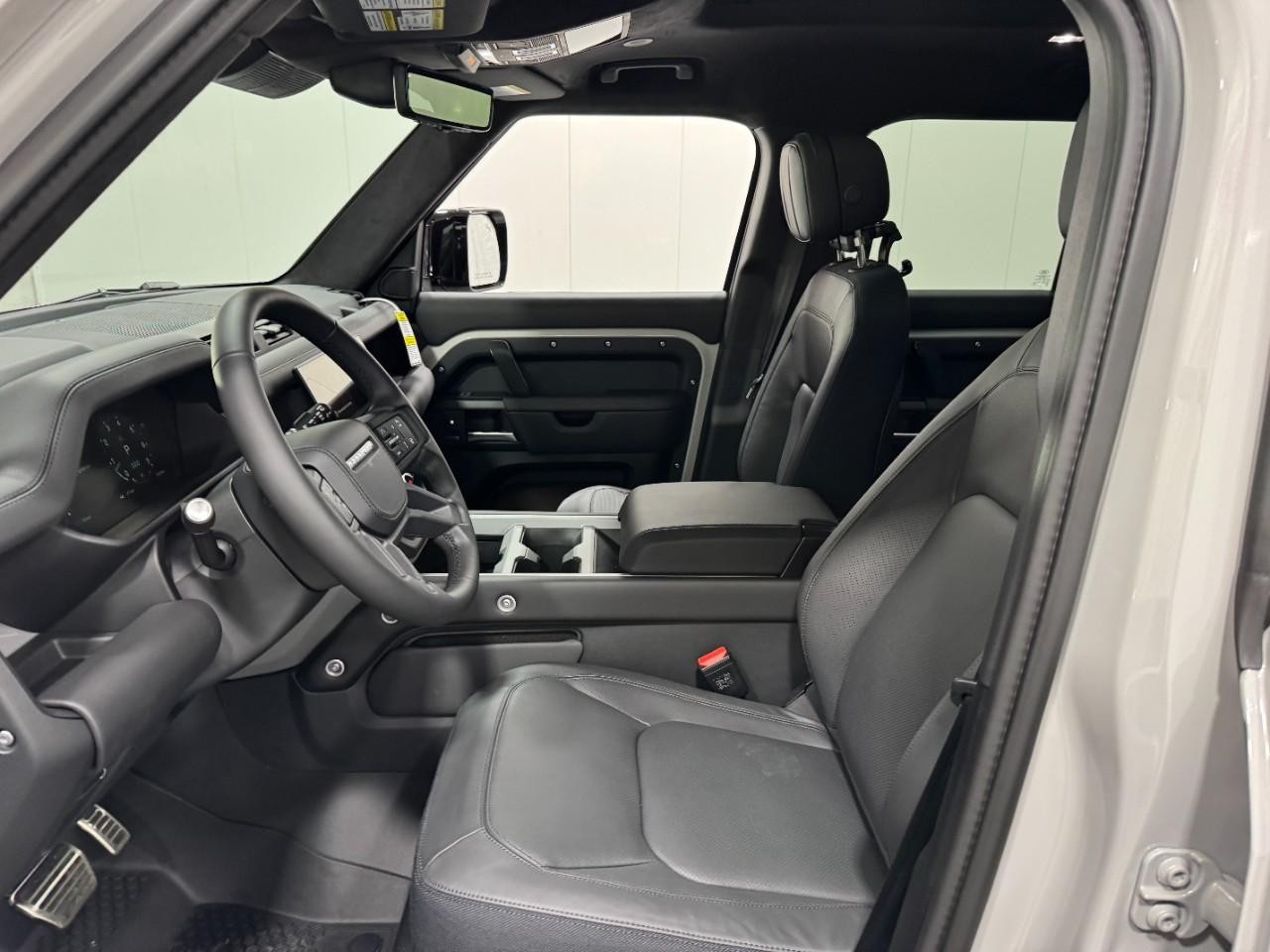 Land Rover Defender Vehicle Full-screen Gallery Image 26