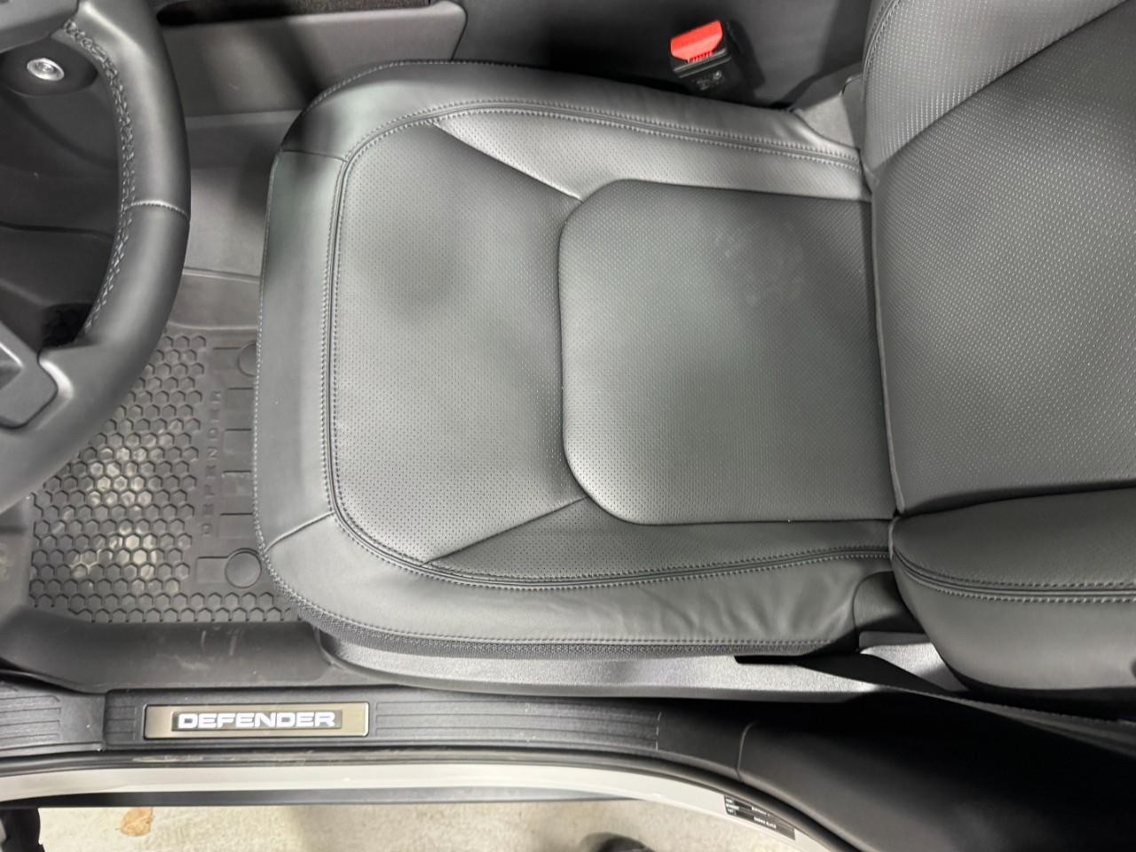 Land Rover Defender Vehicle Full-screen Gallery Image 27