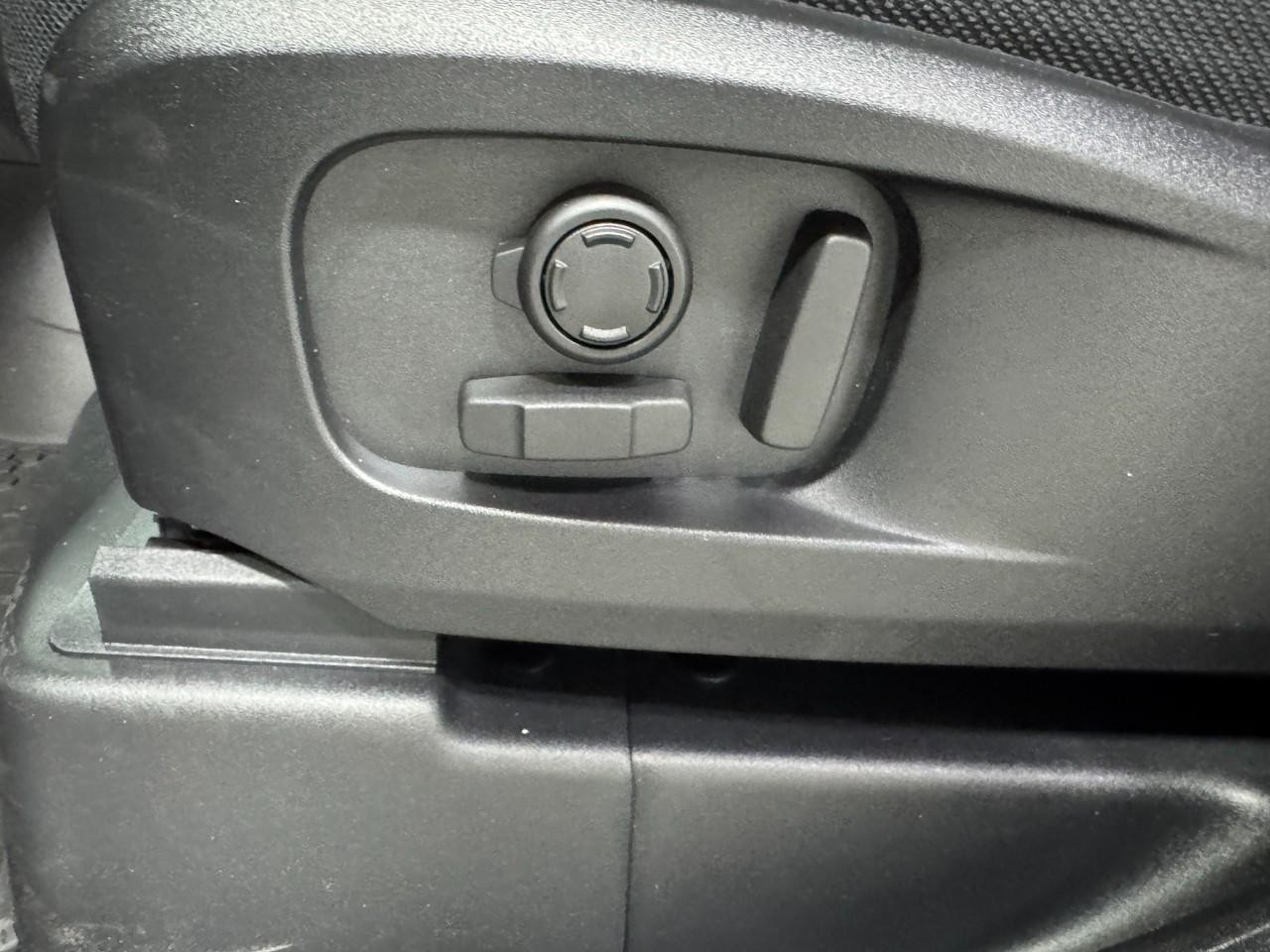 Land Rover Defender Vehicle Full-screen Gallery Image 28