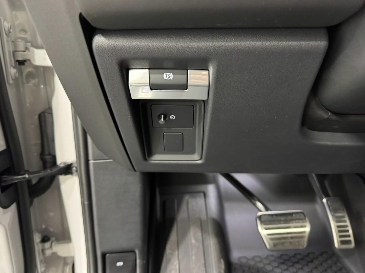 Land Rover Defender Vehicle Full-screen Gallery Image 29