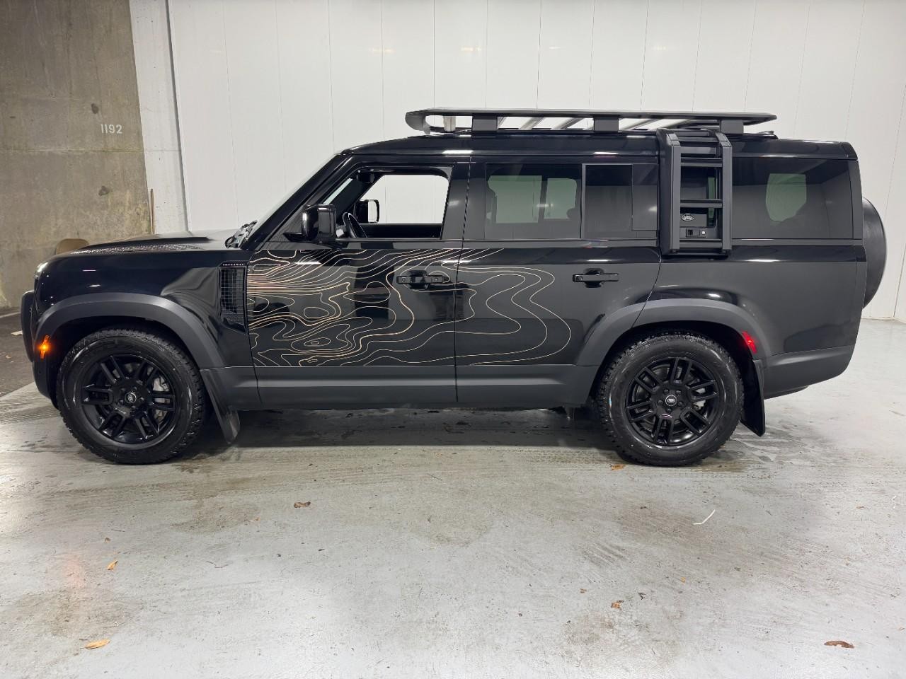 Land Rover Defender Vehicle Full-screen Gallery Image 02