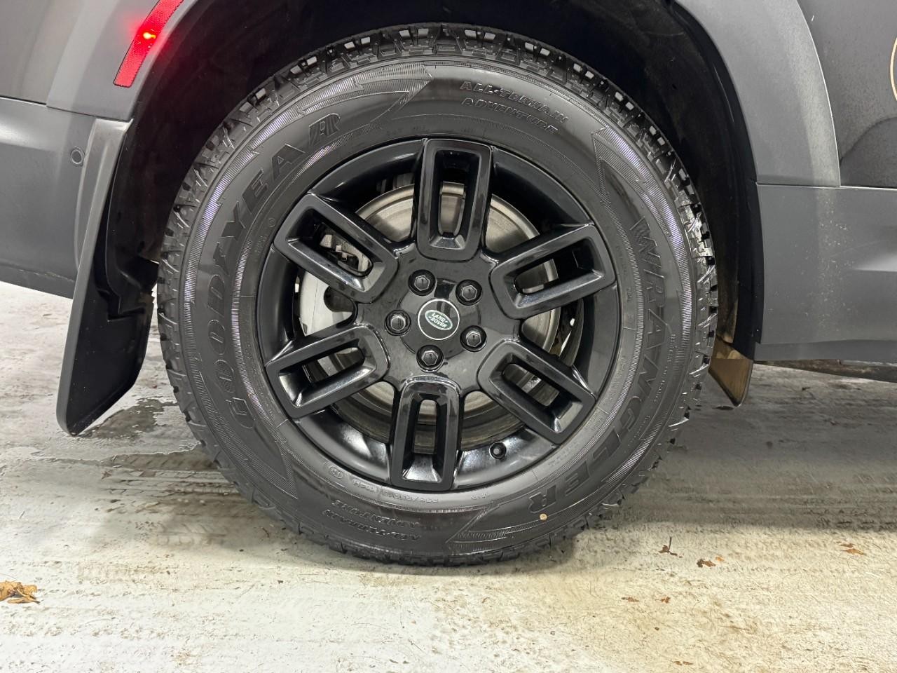 Land Rover Defender Vehicle Full-screen Gallery Image 05