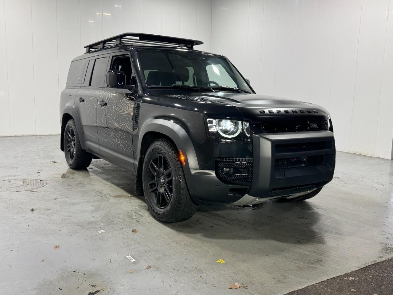 Land Rover Defender Vehicle Full-screen Gallery Image 06