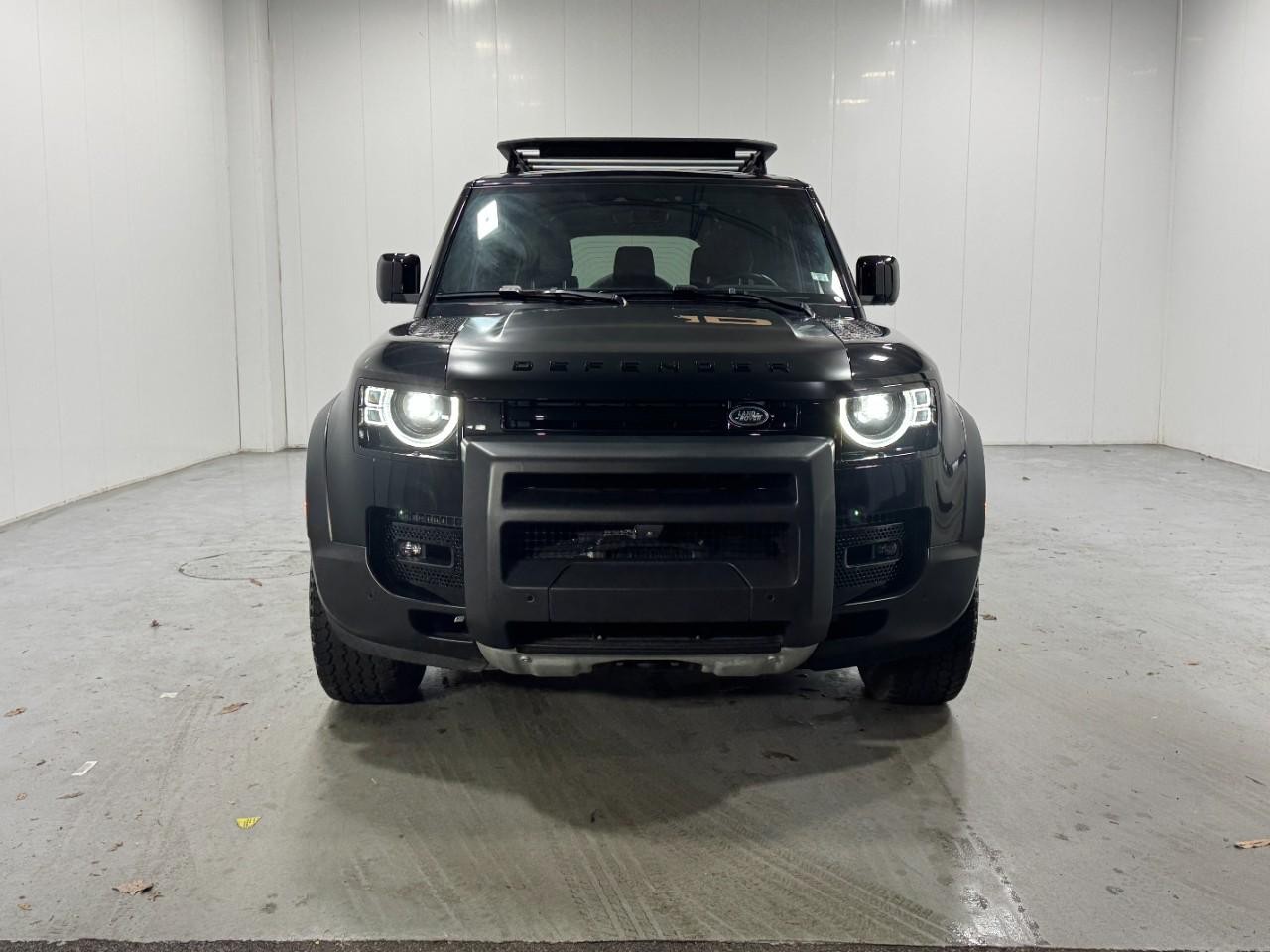 Land Rover Defender Vehicle Full-screen Gallery Image 07