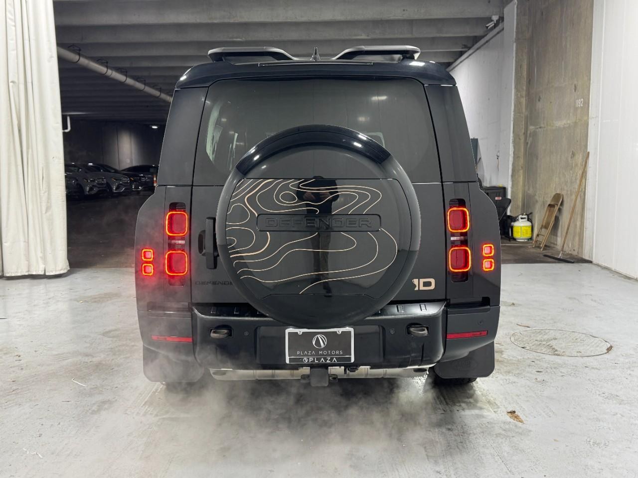 Land Rover Defender Vehicle Full-screen Gallery Image 09