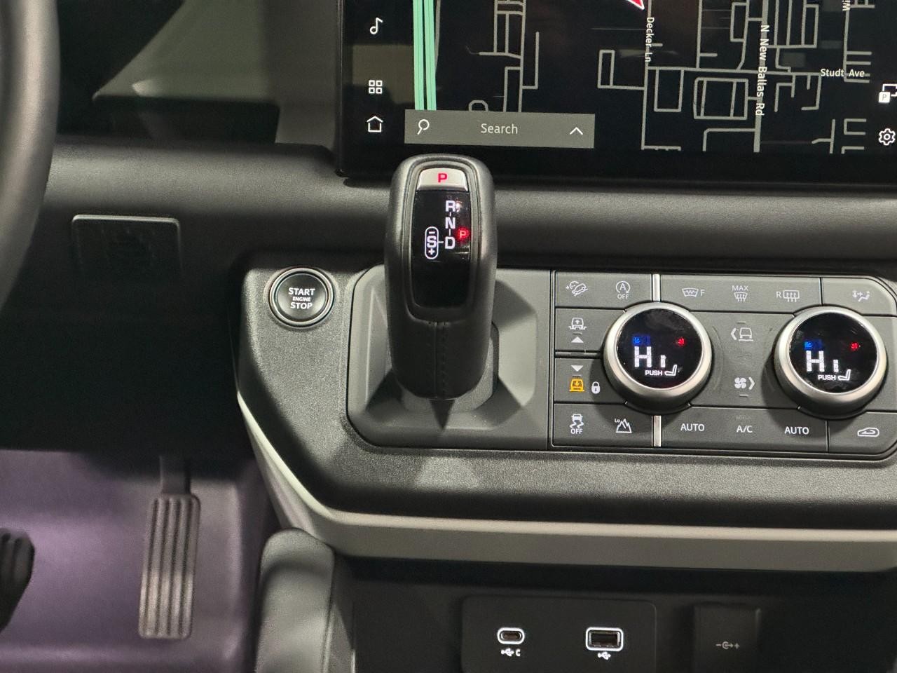 Land Rover Defender Vehicle Full-screen Gallery Image 17