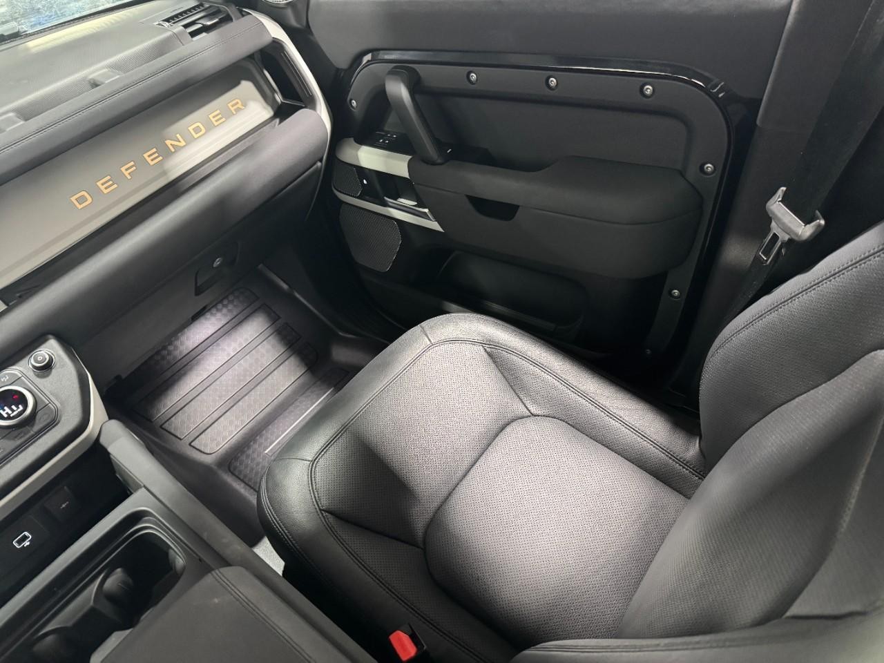 Land Rover Defender Vehicle Full-screen Gallery Image 18