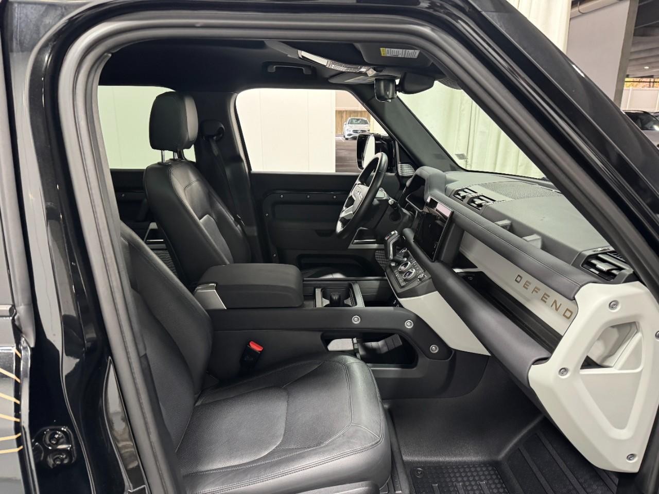 Land Rover Defender Vehicle Full-screen Gallery Image 19