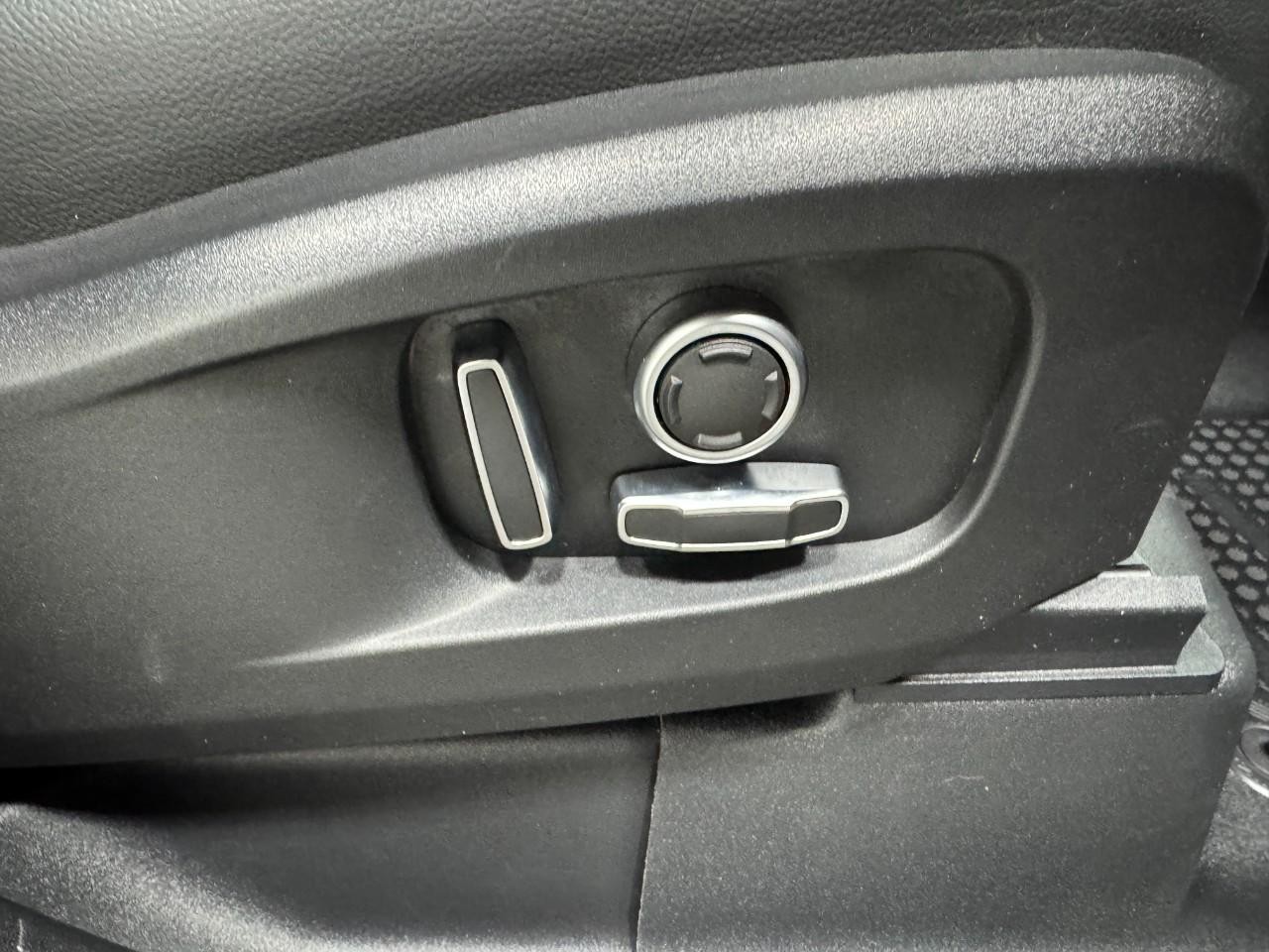 Land Rover Defender Vehicle Full-screen Gallery Image 21