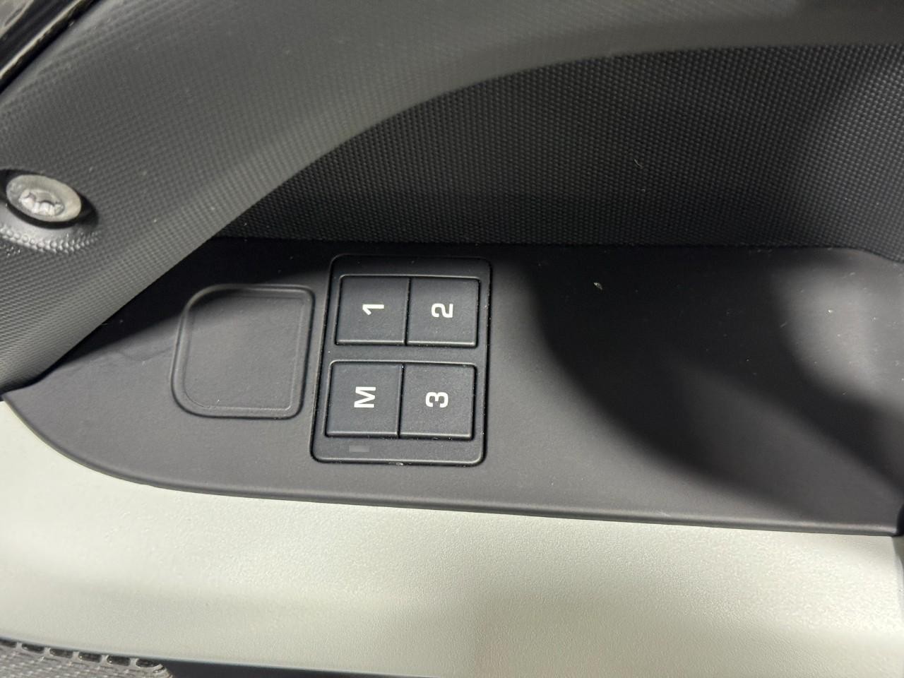 Land Rover Defender Vehicle Full-screen Gallery Image 22