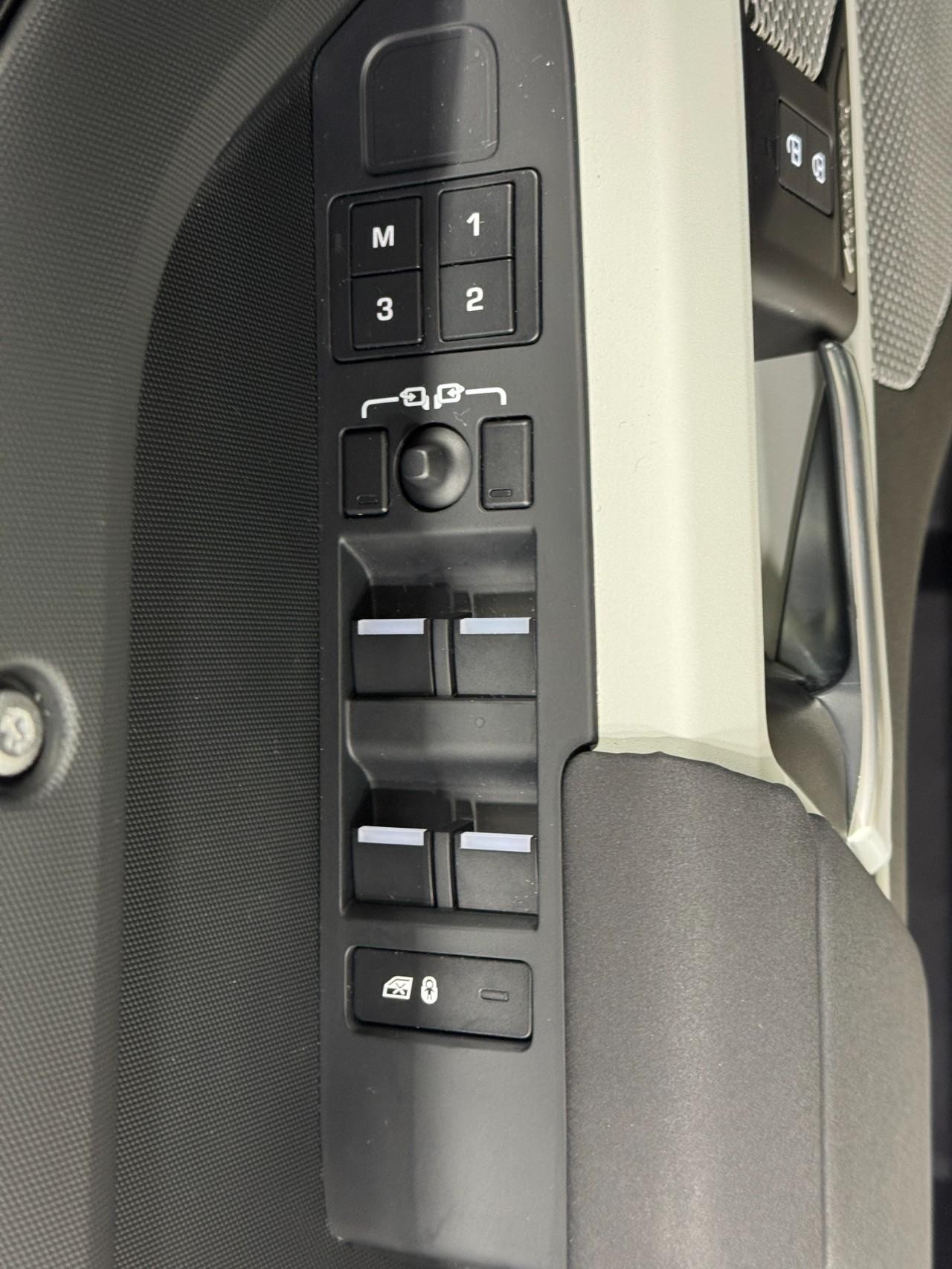 Land Rover Defender Vehicle Full-screen Gallery Image 24