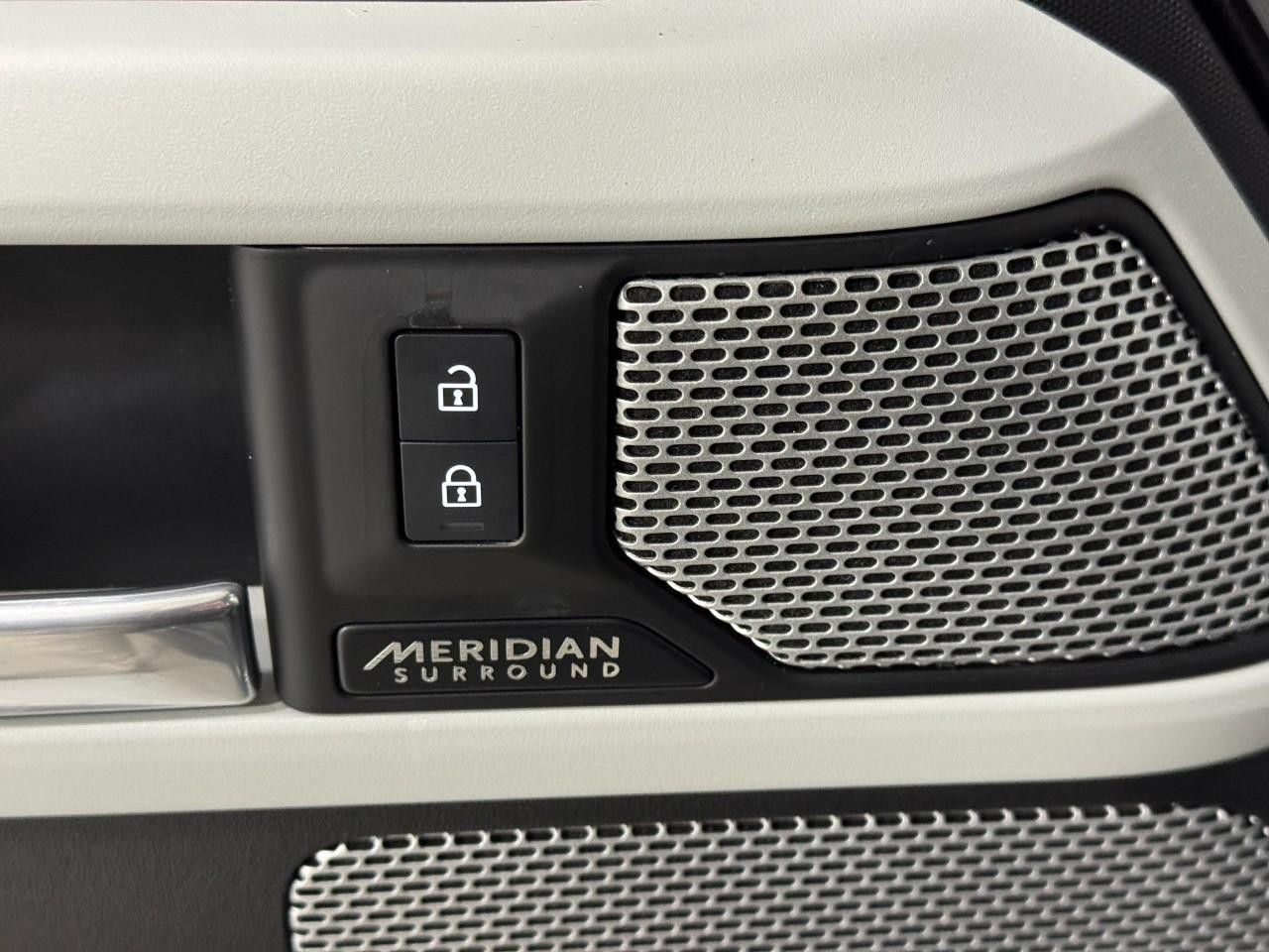 Land Rover Defender Vehicle Full-screen Gallery Image 25