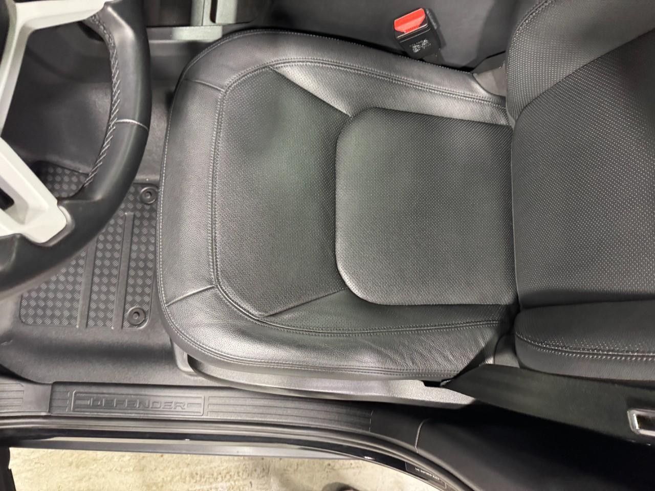 Land Rover Defender Vehicle Full-screen Gallery Image 27