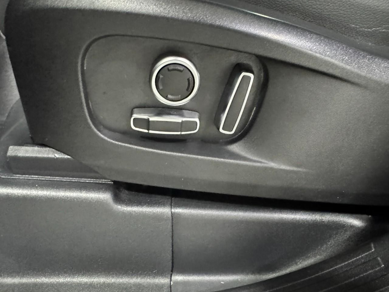 Land Rover Defender Vehicle Full-screen Gallery Image 28