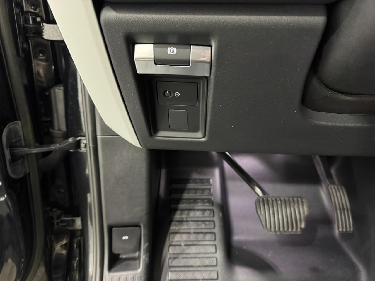 Land Rover Defender Vehicle Full-screen Gallery Image 29