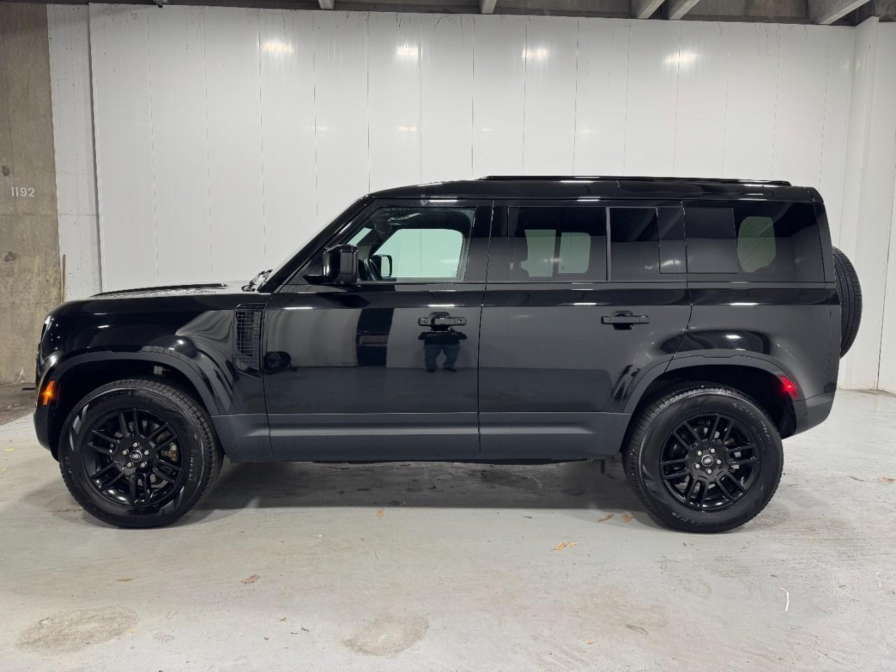 Land Rover Defender Vehicle Full-screen Gallery Image 02