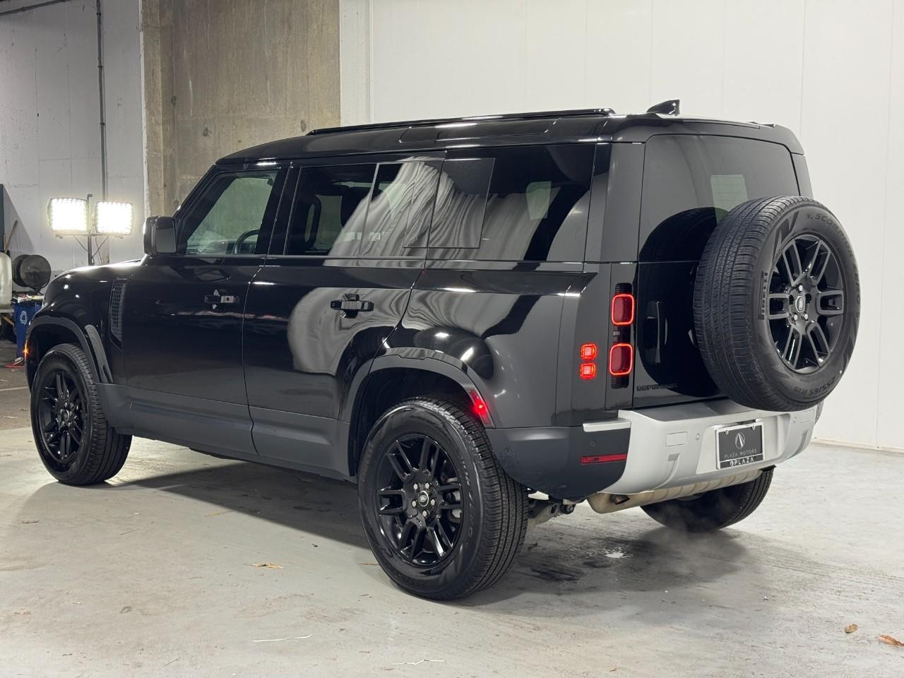 Land Rover Defender Vehicle Full-screen Gallery Image 03