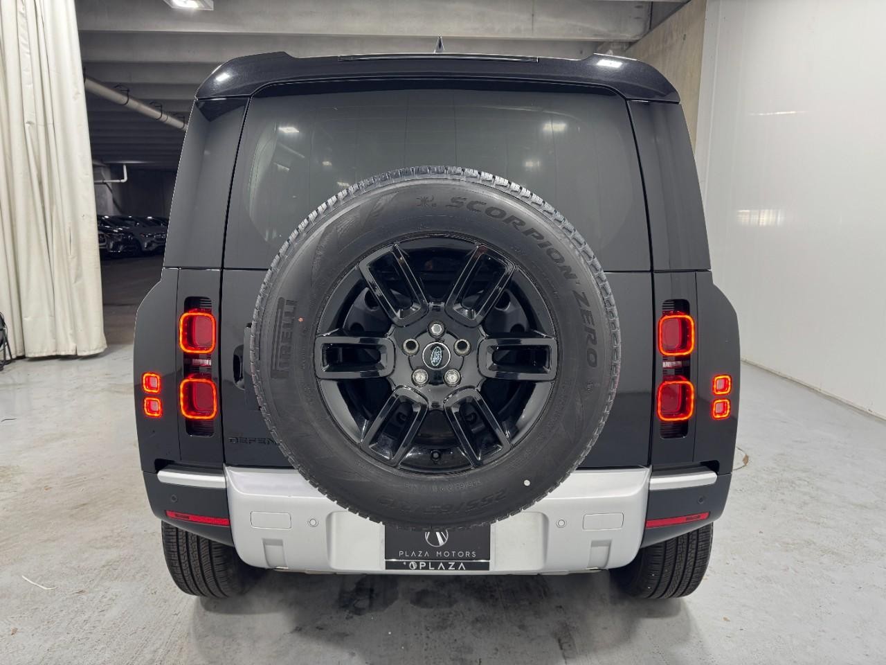 Land Rover Defender Vehicle Full-screen Gallery Image 04