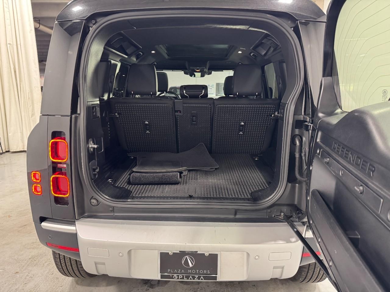 Land Rover Defender Vehicle Full-screen Gallery Image 05