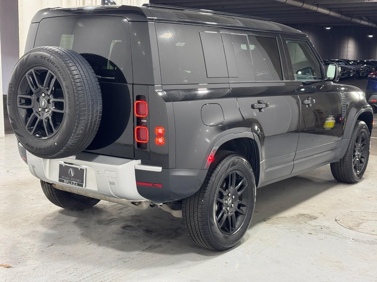 Land Rover Defender Vehicle Full-screen Gallery Image 06