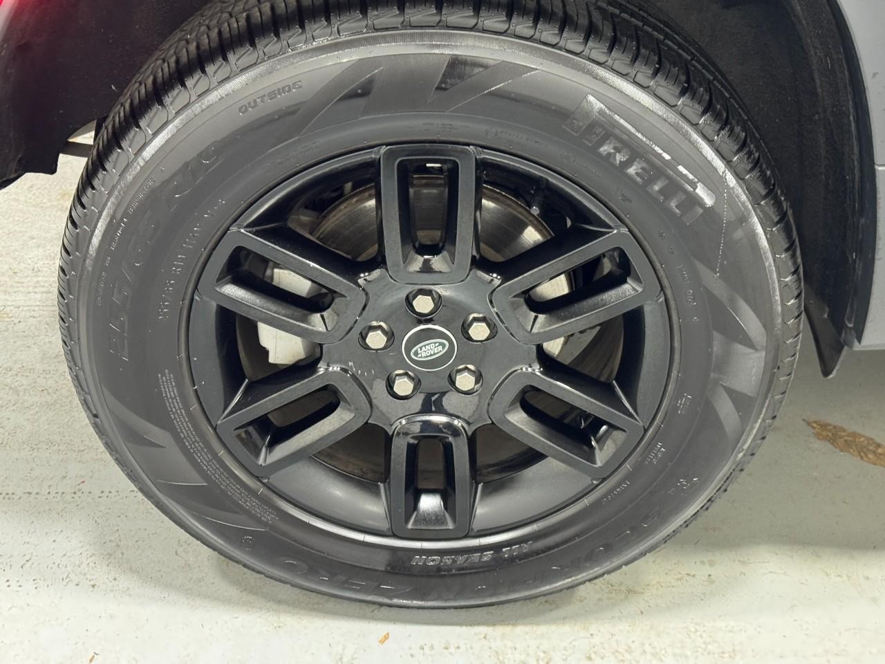 Land Rover Defender Vehicle Full-screen Gallery Image 07