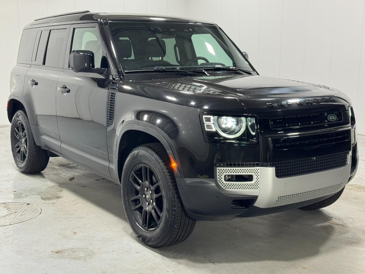 Land Rover Defender Vehicle Full-screen Gallery Image 08