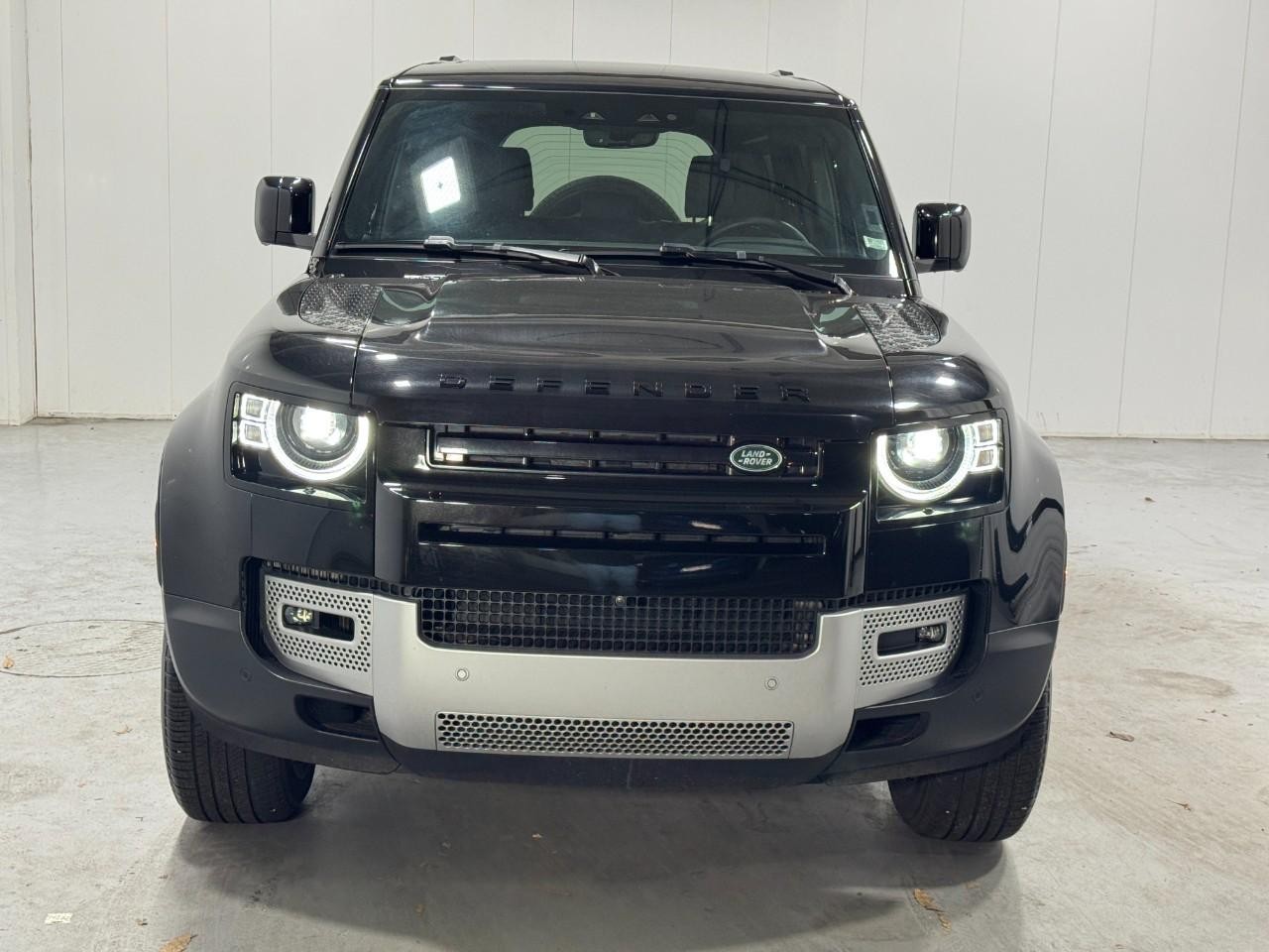 Land Rover Defender Vehicle Full-screen Gallery Image 09
