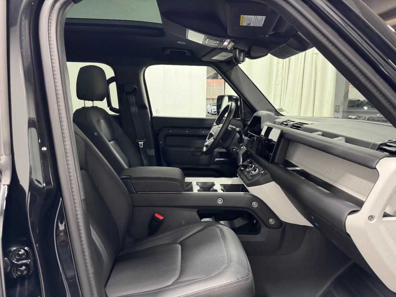 Land Rover Defender Vehicle Full-screen Gallery Image 12