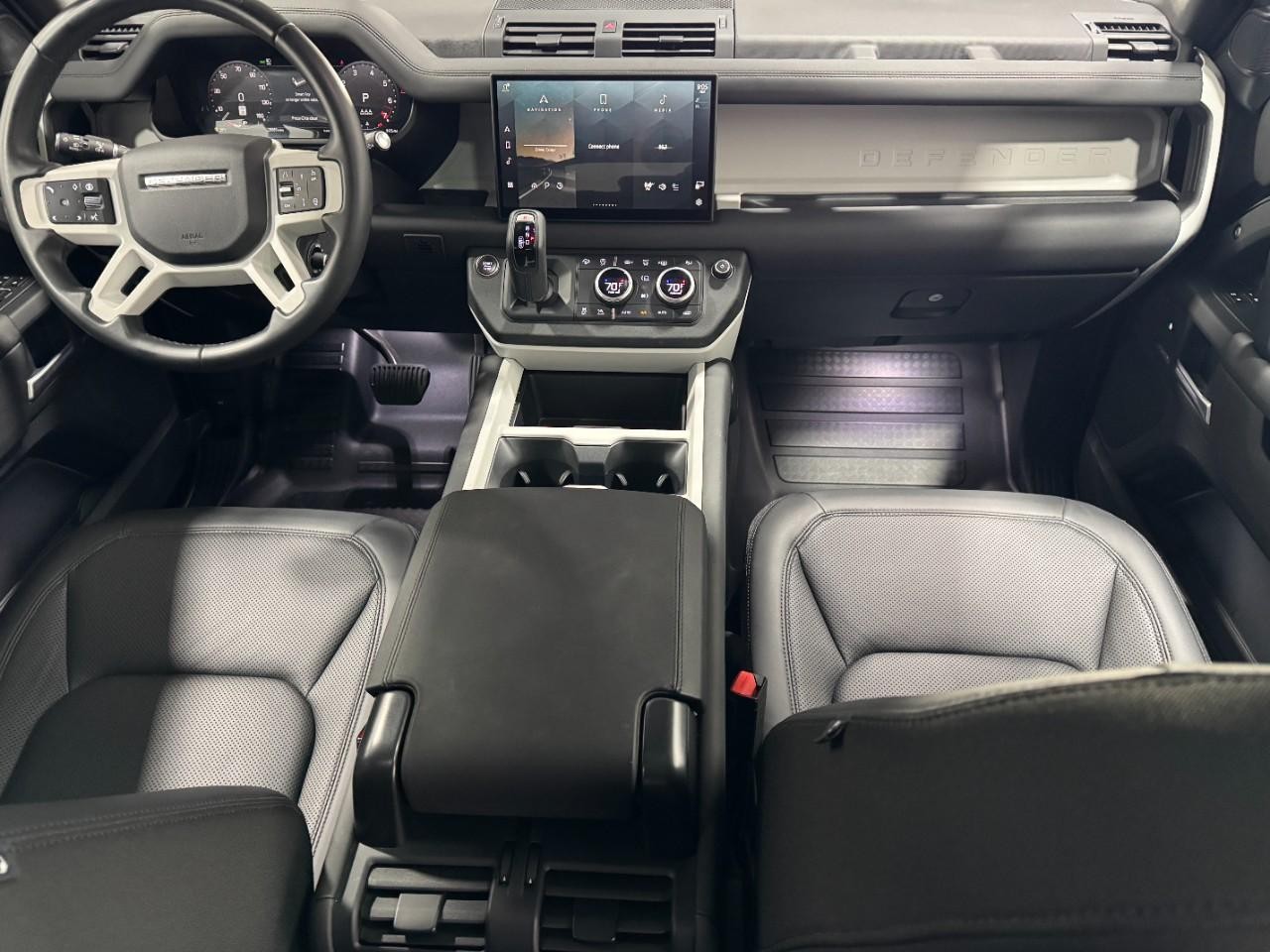 Land Rover Defender Vehicle Full-screen Gallery Image 14