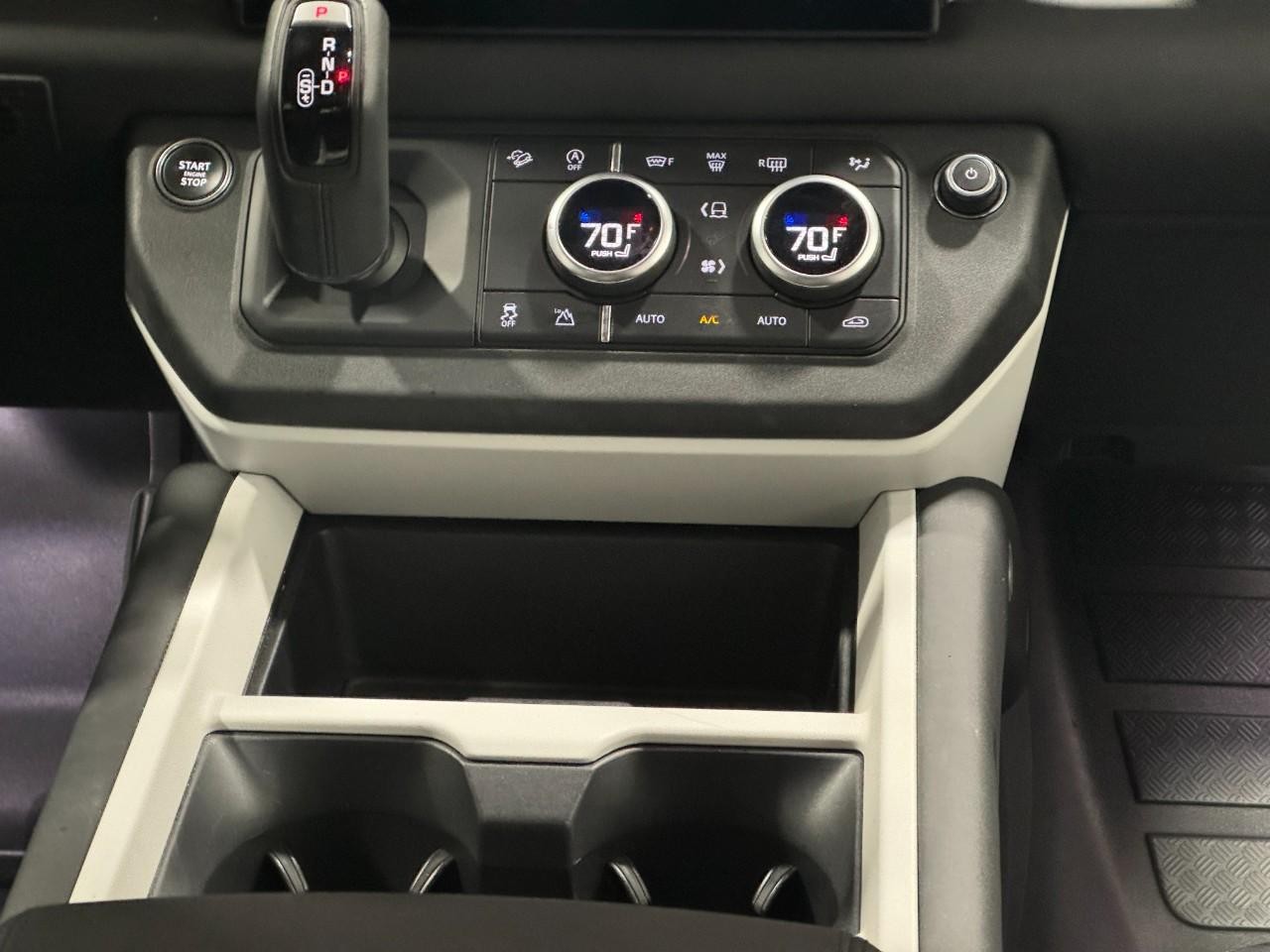 Land Rover Defender Vehicle Full-screen Gallery Image 17