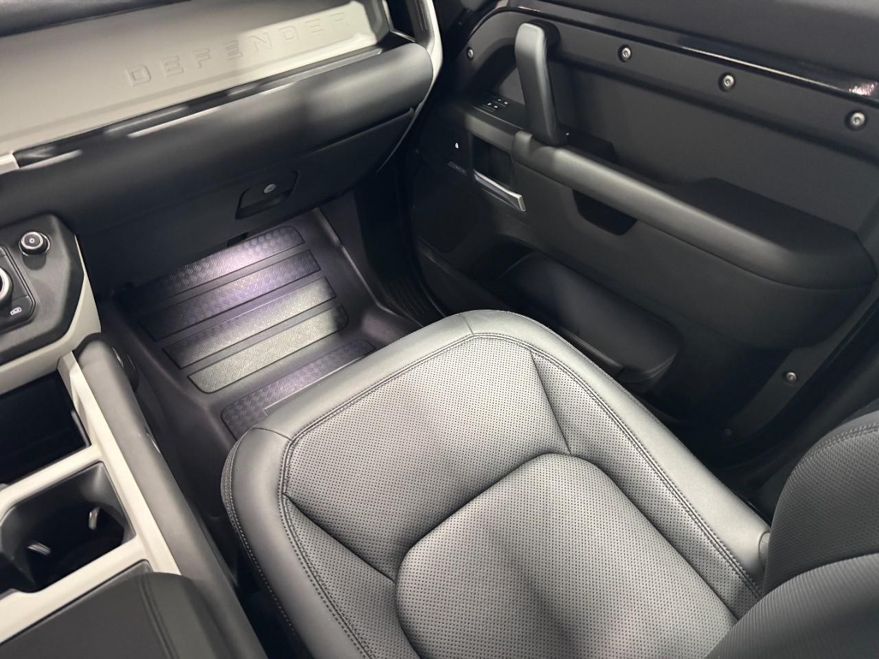 Land Rover Defender Vehicle Full-screen Gallery Image 18