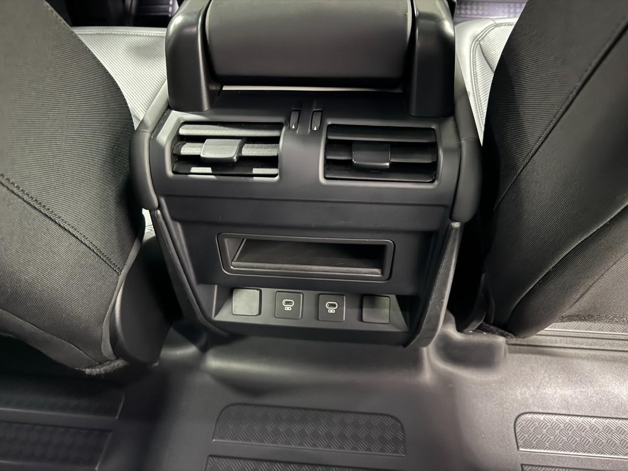 Land Rover Defender Vehicle Full-screen Gallery Image 19