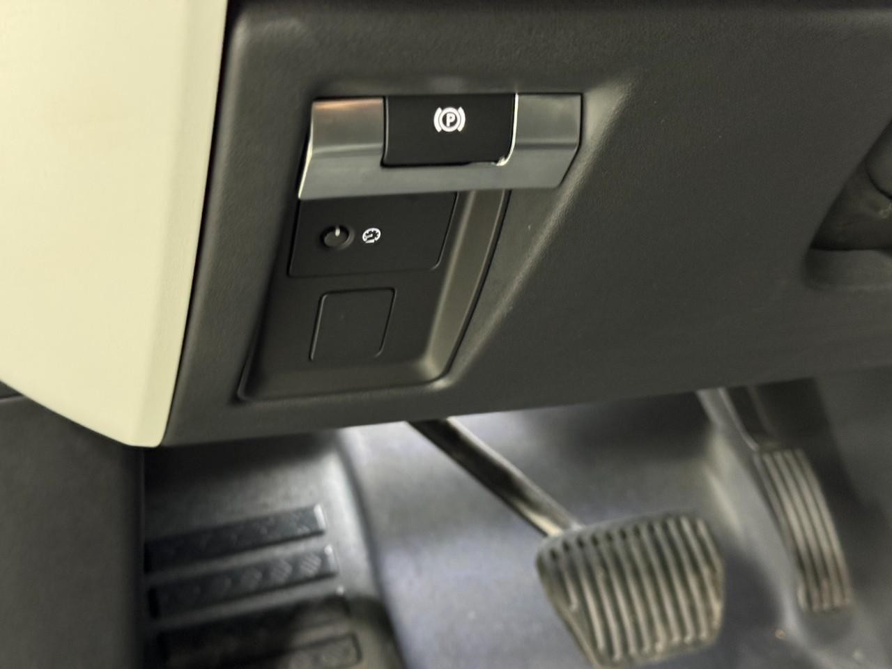 Land Rover Defender Vehicle Full-screen Gallery Image 20