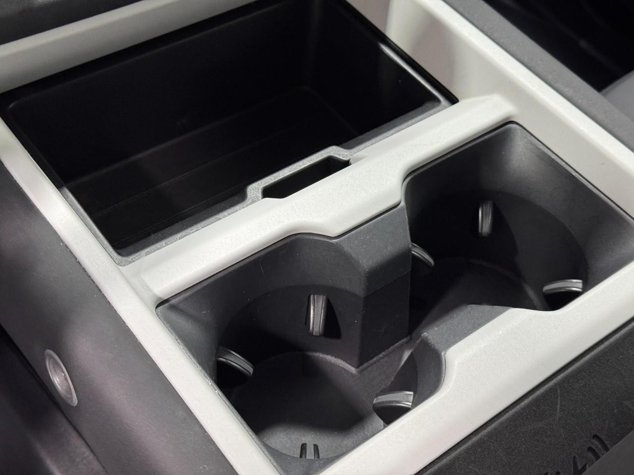 Land Rover Defender Vehicle Full-screen Gallery Image 28