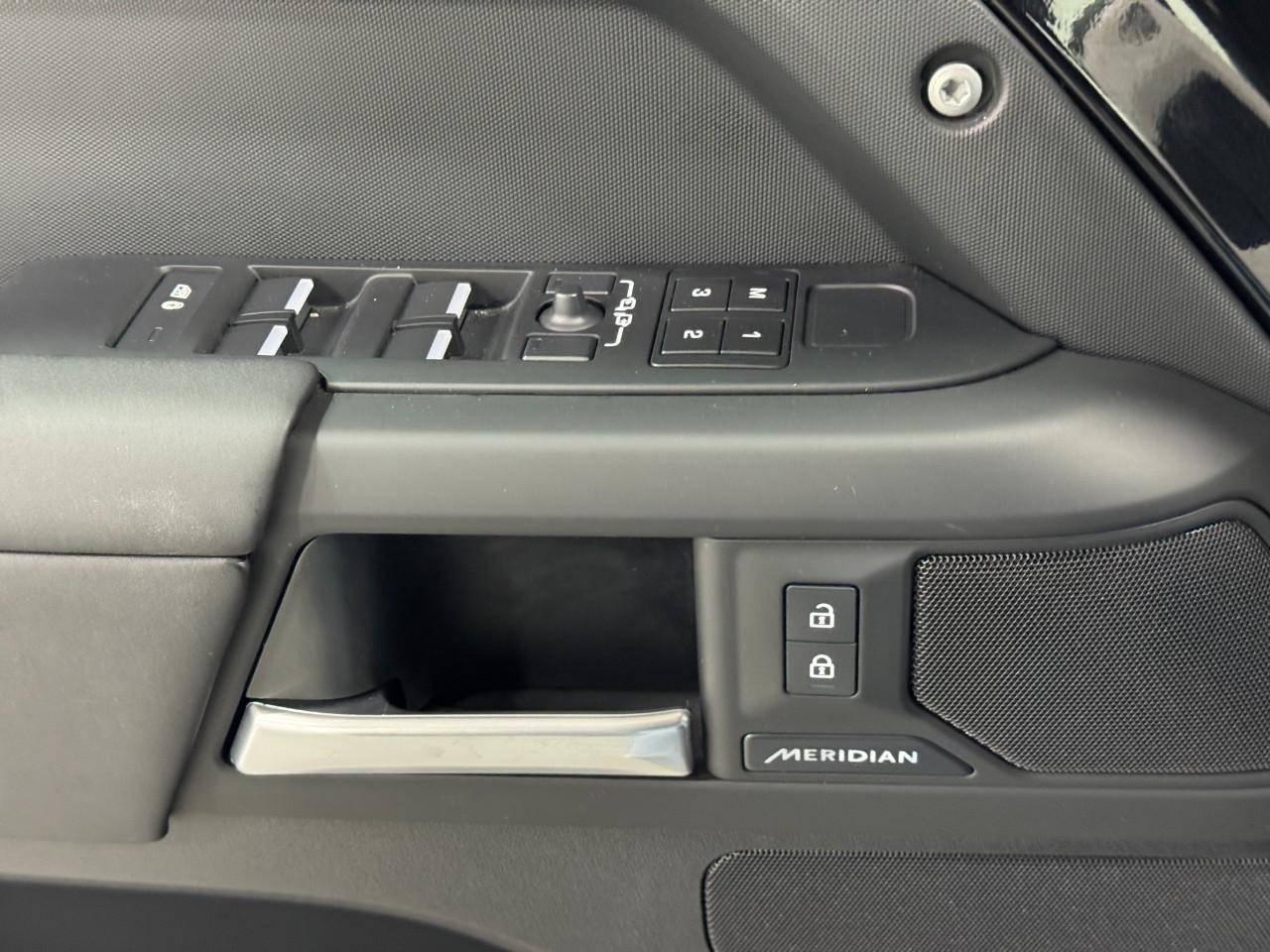 Land Rover Defender Vehicle Full-screen Gallery Image 29