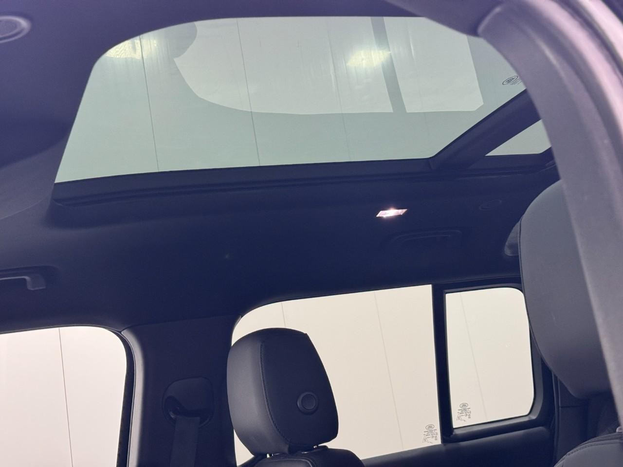 Land Rover Defender Vehicle Full-screen Gallery Image 30