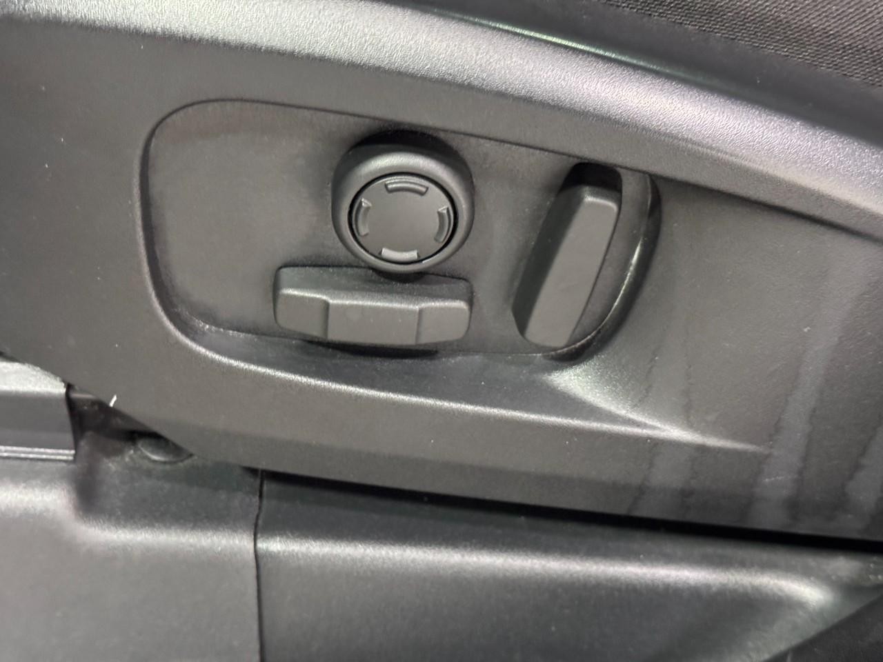 Land Rover Defender Vehicle Full-screen Gallery Image 31