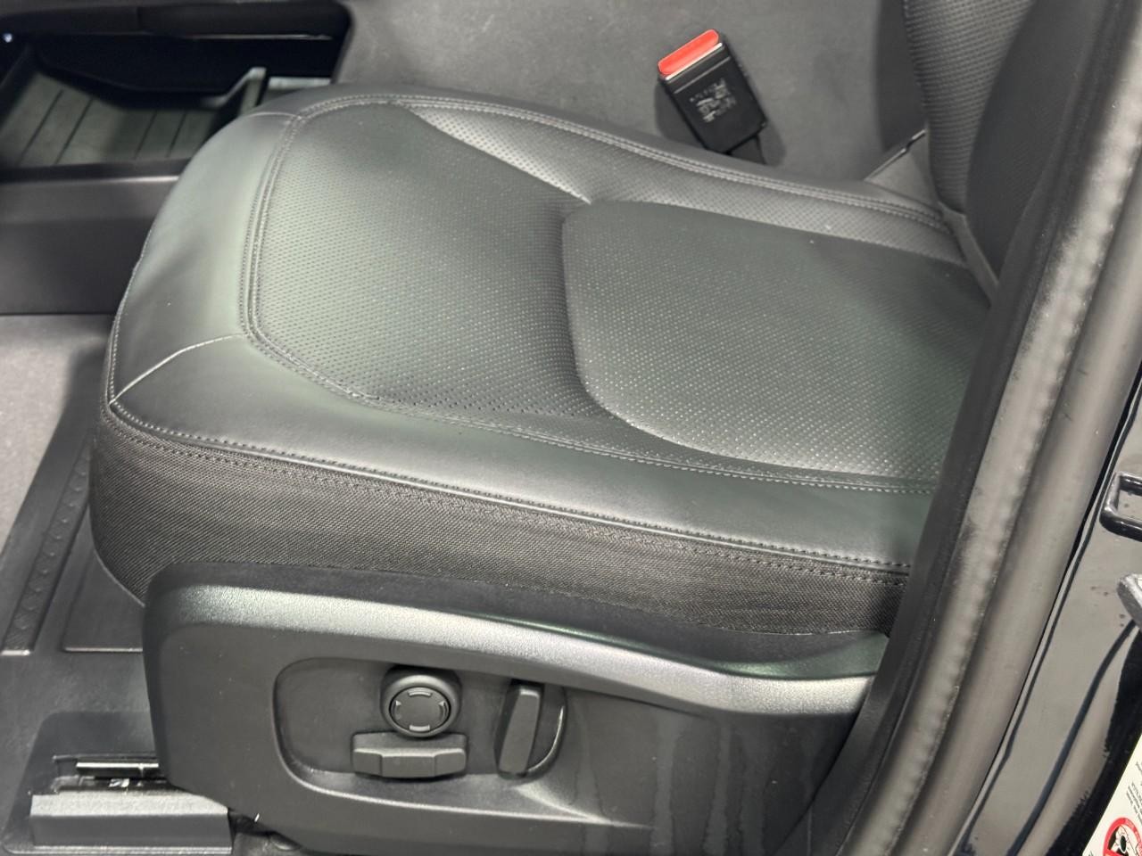 Land Rover Defender Vehicle Full-screen Gallery Image 32