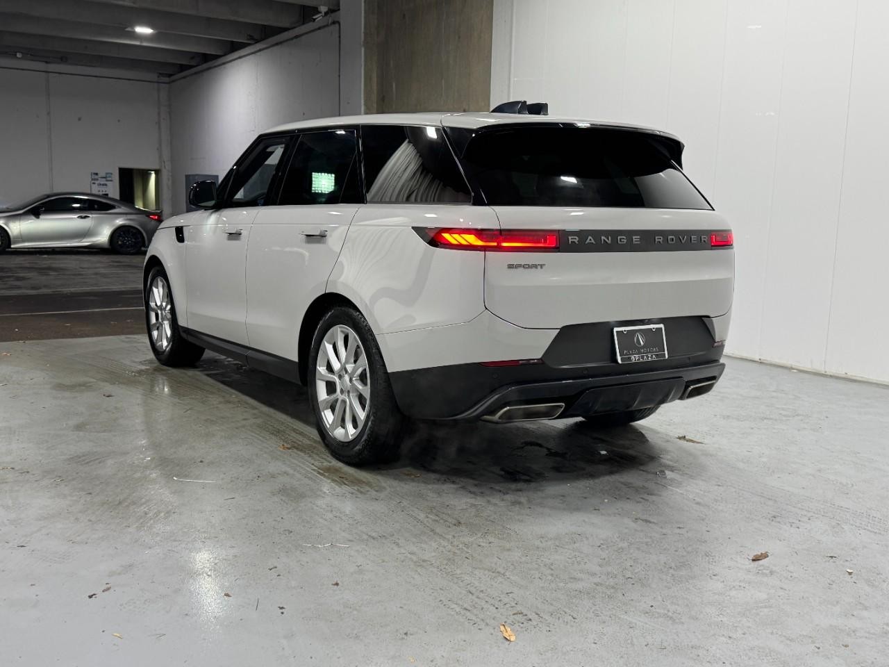 Land Rover Range Rover Sport Vehicle Full-screen Gallery Image 3