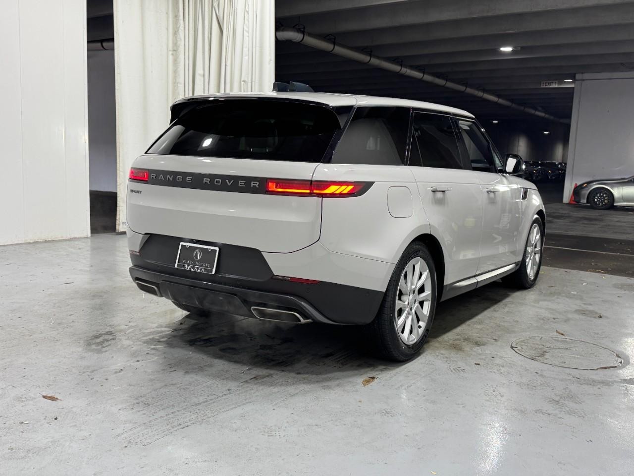 Land Rover Range Rover Sport Vehicle Full-screen Gallery Image 4