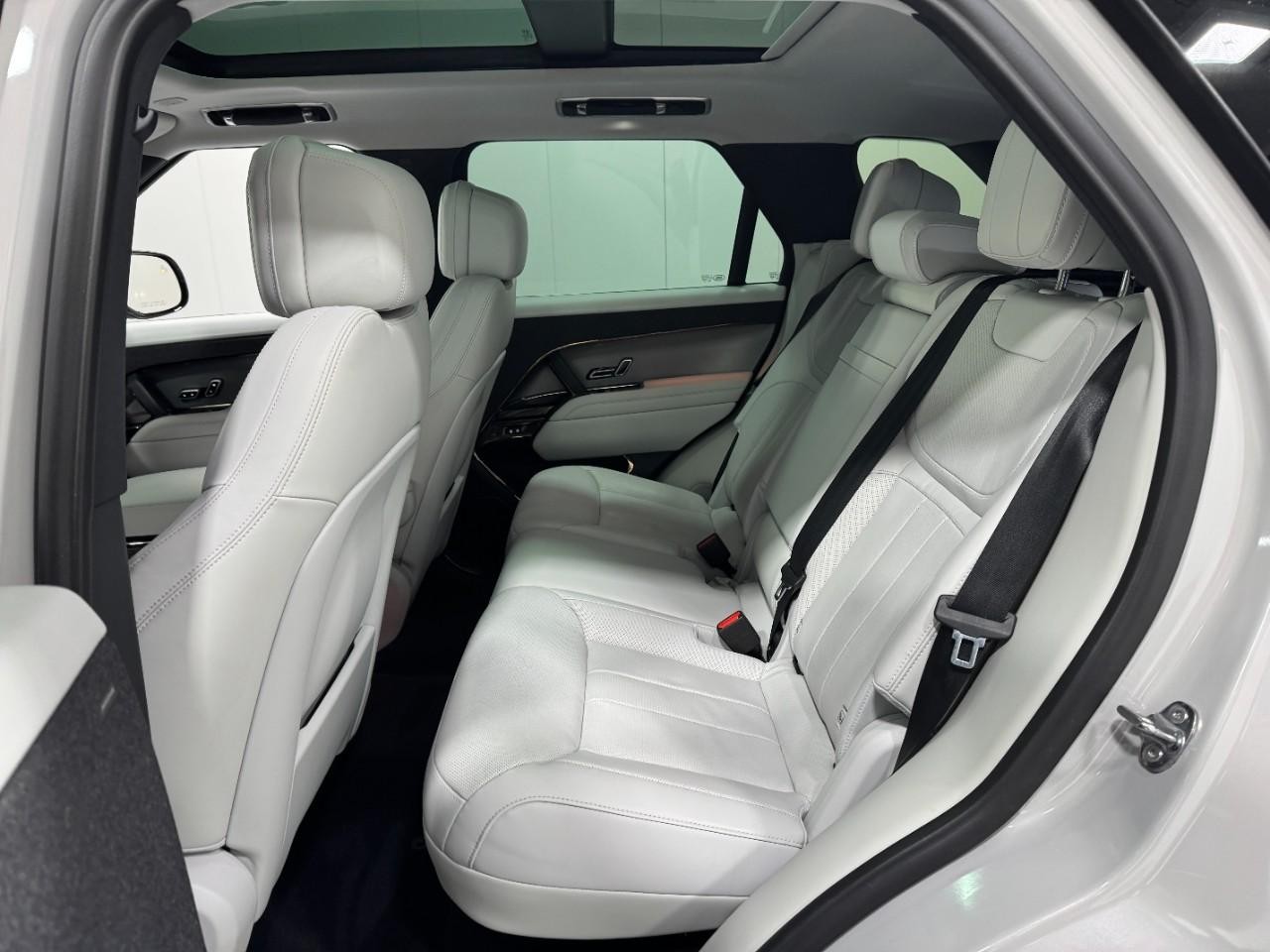 Land Rover Range Rover Sport Vehicle Full-screen Gallery Image 8