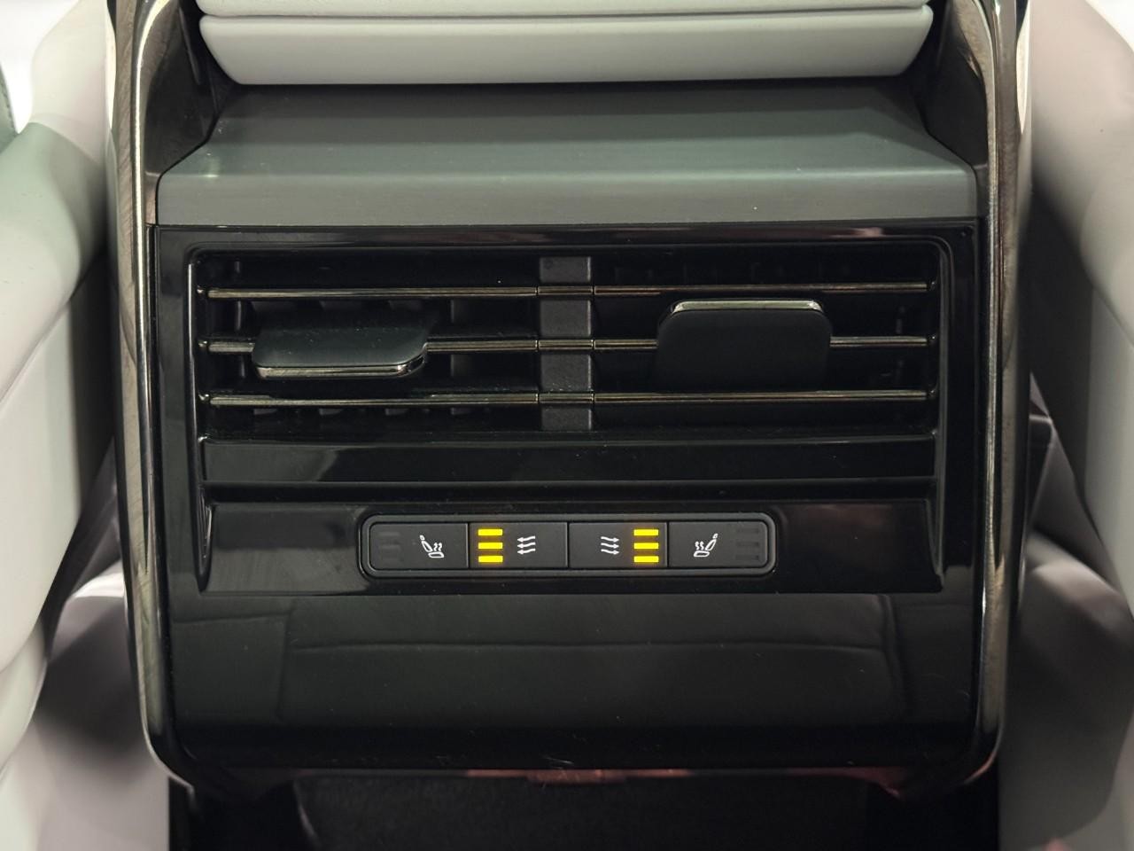 Land Rover Range Rover Sport Vehicle Full-screen Gallery Image 11