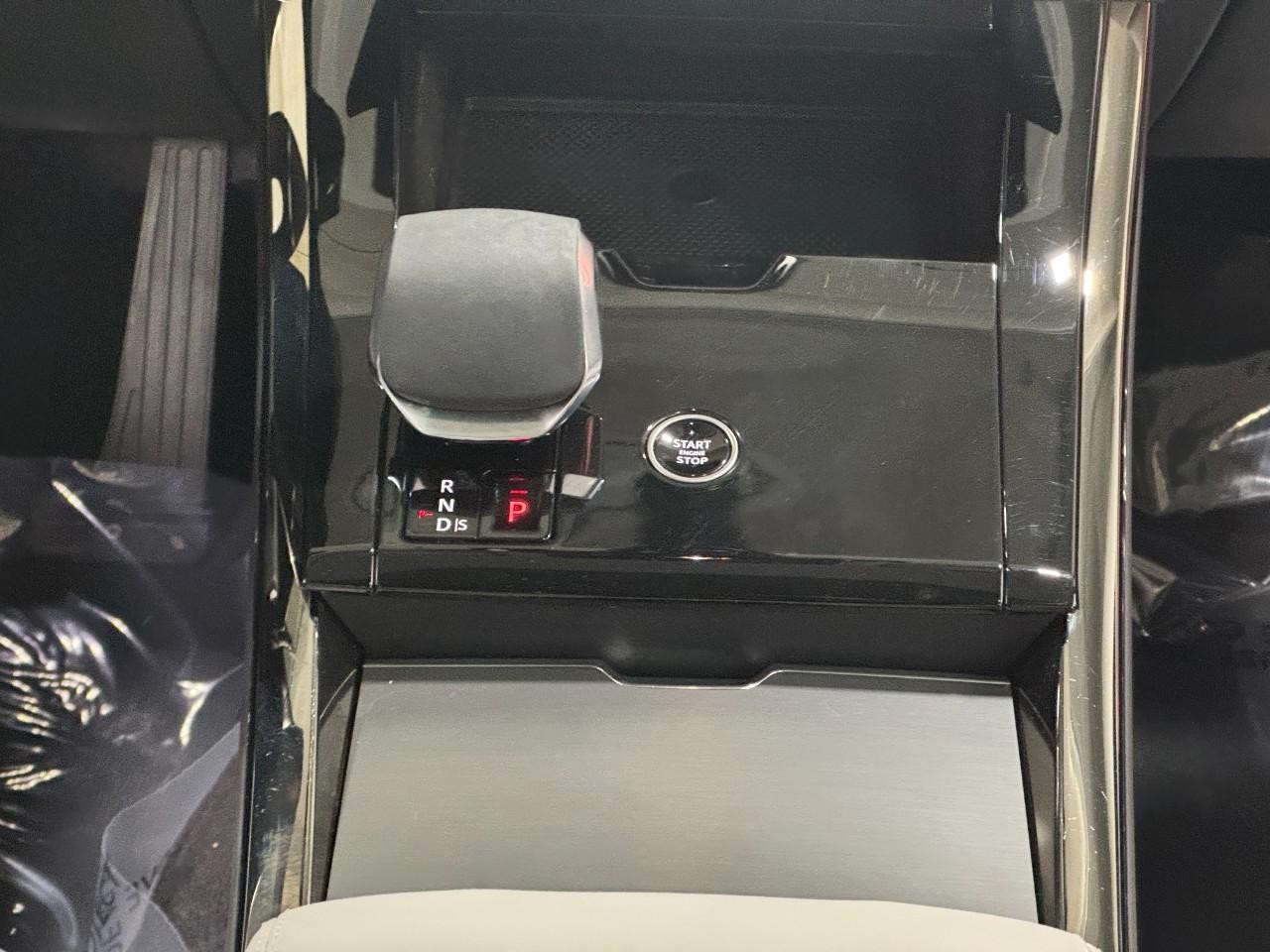 Land Rover Range Rover Sport Vehicle Full-screen Gallery Image 17