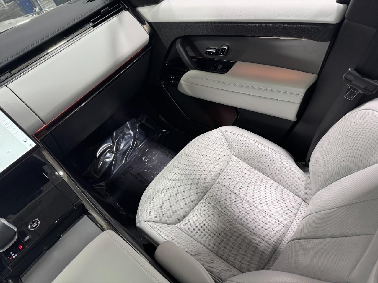 Land Rover Range Rover Sport Vehicle Full-screen Gallery Image 18