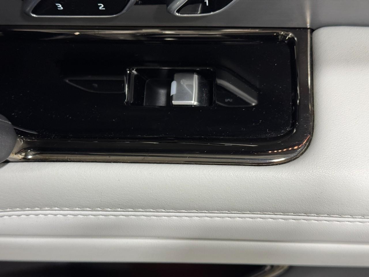 Land Rover Range Rover Sport Vehicle Full-screen Gallery Image 22