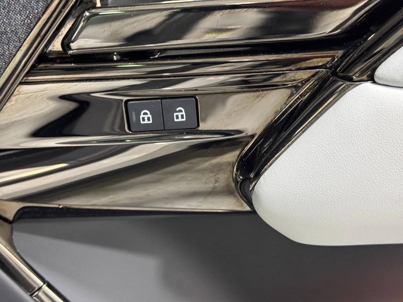 Land Rover Range Rover Sport Vehicle Full-screen Gallery Image 23