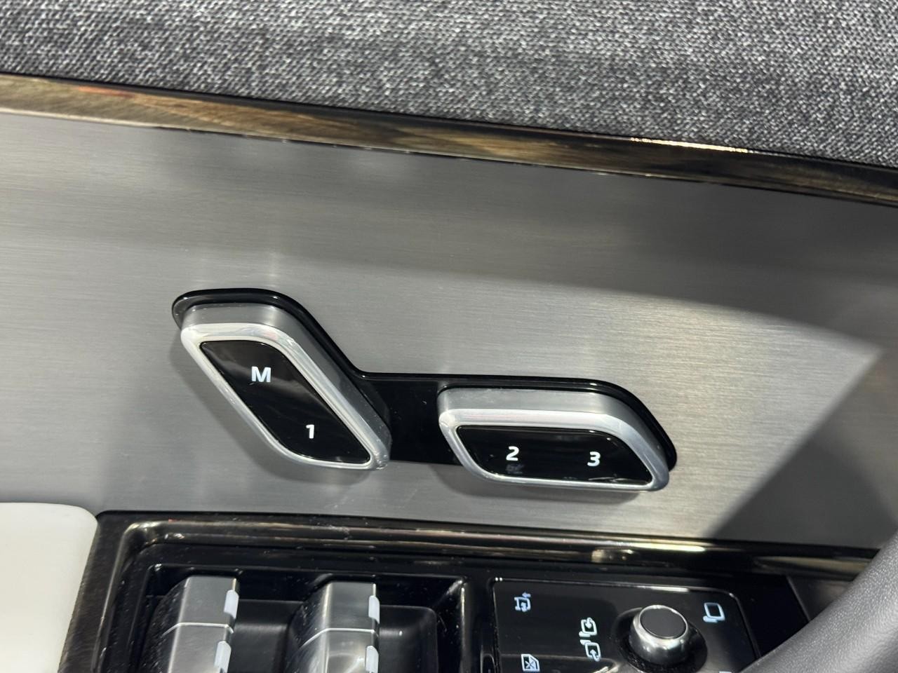 Land Rover Range Rover Sport Vehicle Full-screen Gallery Image 25