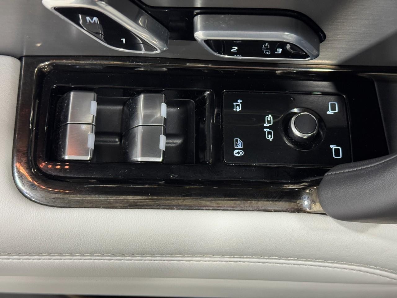 Land Rover Range Rover Sport Vehicle Full-screen Gallery Image 26